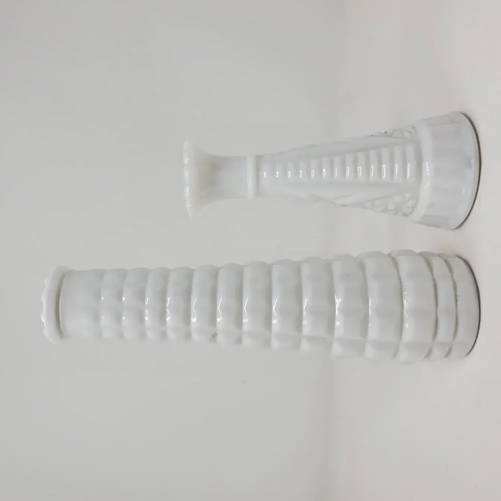 Vintage Set of 2 White Milkglass vase/budvase In Great condition 6